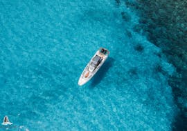 Vue du ciel du bateau semi-rigide pendant la balade en bateau semi-rigide à Milos avec snorkeling avec Polco Sailing