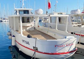 Notre confortable bateau Punta Giglio photographié avant de partir pour une Balade en bateau dans le golfe d'Alghero avec Déjeuner avec Navisarda Alghero.