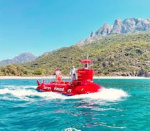 Imagen de la embarcación durante el Viaje Semisubmarino a las Calanques de Porto o al Parque Natural de Castagna con Corse Émotion.