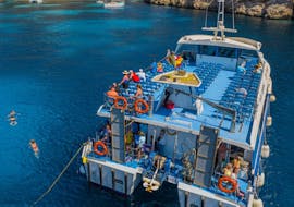 Des personnes profitent du bateau lors de notre ferry aller-retour du port de Pollença à la plage de Formentor avec Lanchas La Gaviota Pollença.