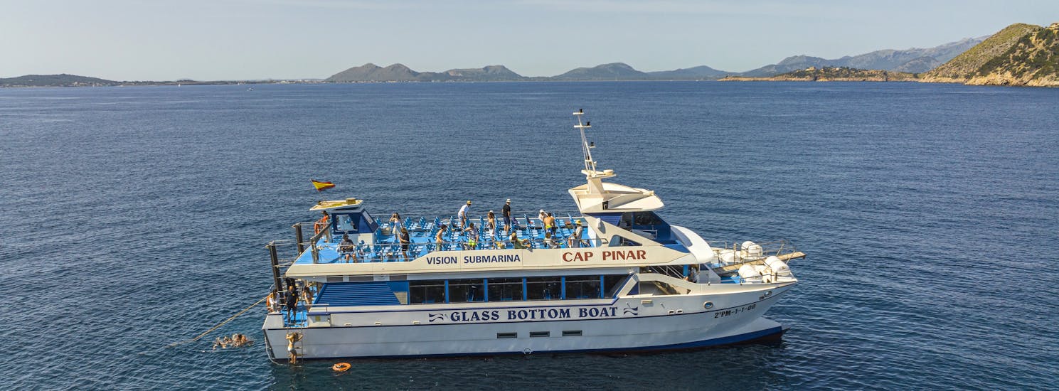 Gente disfrutando en nuestro barco durante una excursión en catamarán al Cap Formentor con Natación con Lanchas La Gaviota.