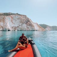 Ein Paar während der Ganztägige private Bootstour entlang der Küste von Milos mit Venus of Milos.