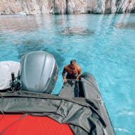 Un homme se baignant pendant la balade privée en bateau d'une demi-journée sur les plages de Milos avec Venus of Milos
