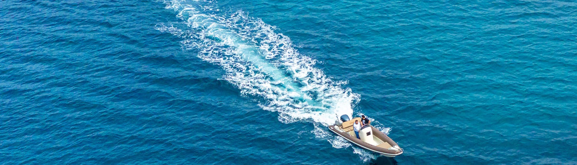 Een van de boten in open zee tijdens de Privé Boottocht van een halve dag naar de mooiste stranden van Milos met Venus van Milos.