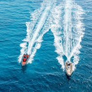 Die zwei Boote von Venus of Milos während der Private Bootstour entlang Milos & Polyaigos.