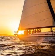 Menschen segeln während der privaten Segelbootstour in Palma bei Sonnenuntergang mit Vela Mayorca Palma