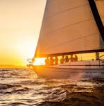 Alcune persone navigano cdurante il Giro in barca a vela privata a Palma al tramonto con Vela Mayorca Palma.