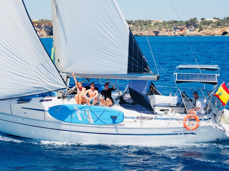 Alcune persone si divertono a bordo durante il Giro in barca a vela privata a Palma al tramonto con Vela Mayorca Palma.