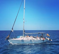 Unser Boot segelt bei der private Halbtagestour mit dem Segelboot in Palma mit Vela Mayorca Palma