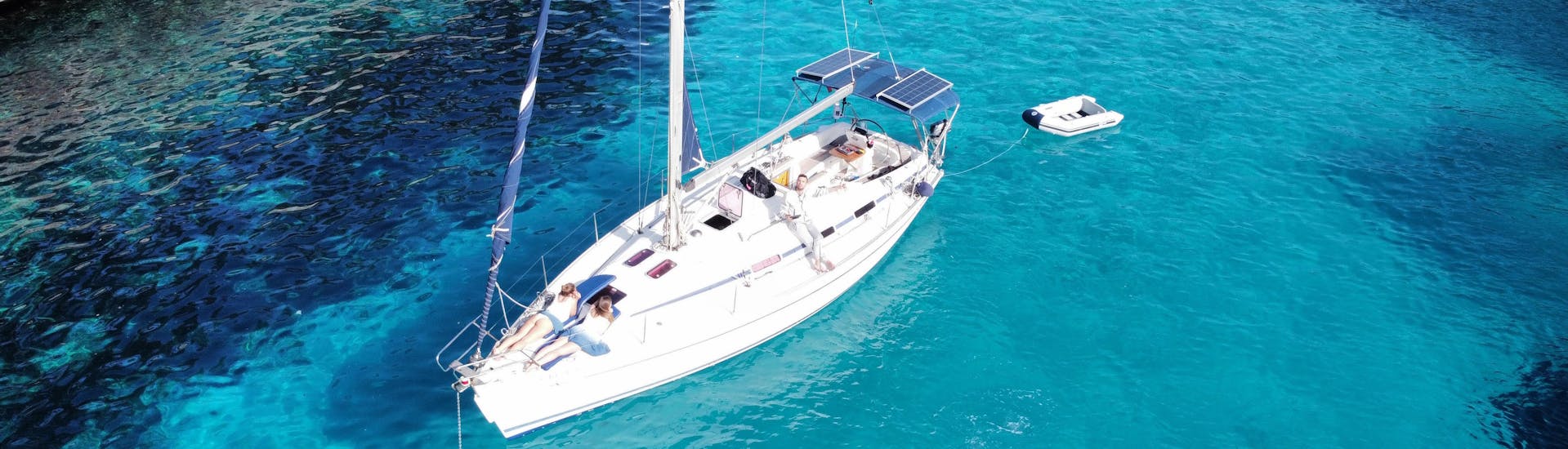Personen genißenen die private Halbtagestour mit dem Segelboot in Palma