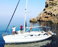 Zwei Männer winken vom Boot während der ganztägigen private Segelbootstour in Palma mit Vela Mayorca Palma