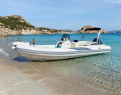 Een van onze RIB boten gefotografeerd op het strand tijdens een RIB boottocht van Cannigione naar de archipel La Maddalena met een aperitief met Noleggio Le Isole Cannigione.