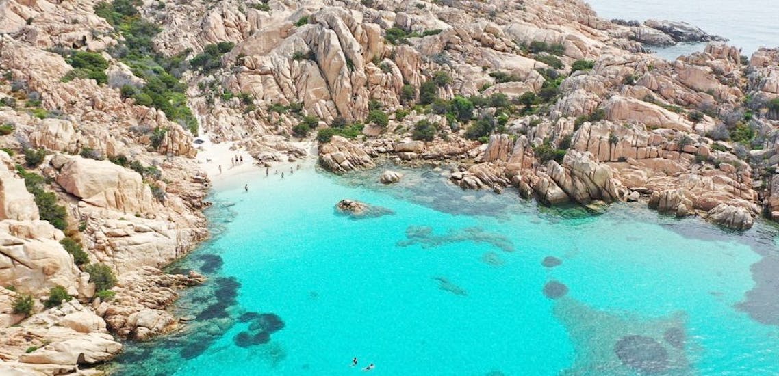 Incantevole spiaggia sarda da visitare durante una gita in gommone privata da Cannigione all'arcipelago di La Maddalena con Noleggio Le Isole Cannigione.