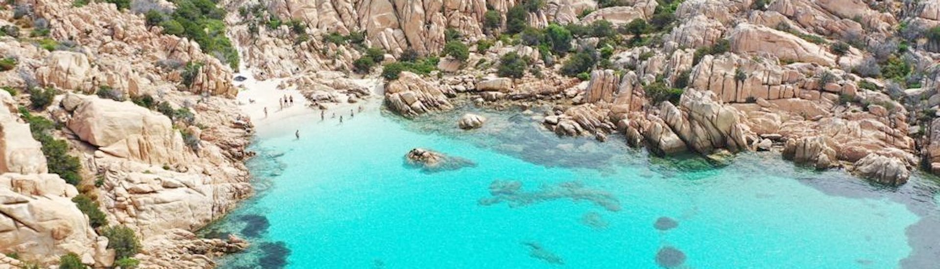 Zauberhafter sardischer Strand, den man während einer privaten RIB-Bootstour von Cannigione zum Archipel von La Maddalena mit Noleggio Le Isole Cannigione besuchen kann.
