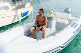 Foto von einem Mann vor der Abfahrt mit dem Joker auf unserem RIB-Boot in Cannigione (bis zu 8 Personen) mit Noleggio Le Isole Cannigione.