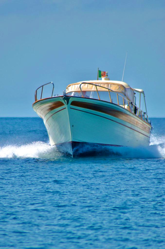Picture of the boat from 40° Parallelo Leuca used for the Private Boat Trip from Leuca to the Coast of Salento.