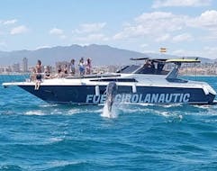 Ein Delfin spring aus dem Wasser während der Halbprivate Bootstour ab Fuengirola mit Delfinbeobachtung mit Fuengirolanautic.