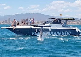 Un groupe observant des dauphins depuis le bateau pendant la balade semi-privée en bateau à Fuengirola avec observation de dauphins avec Fuengirolanautic