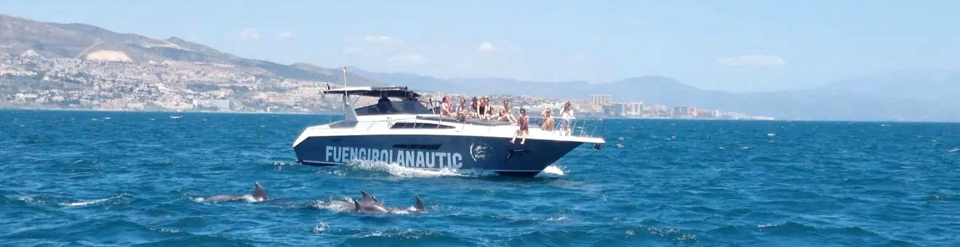 Personas observando delfines desde el barco durante una excursión semiprivada en barco desde Fuengirola con Dolphin Watching con Fuengirolanautic.