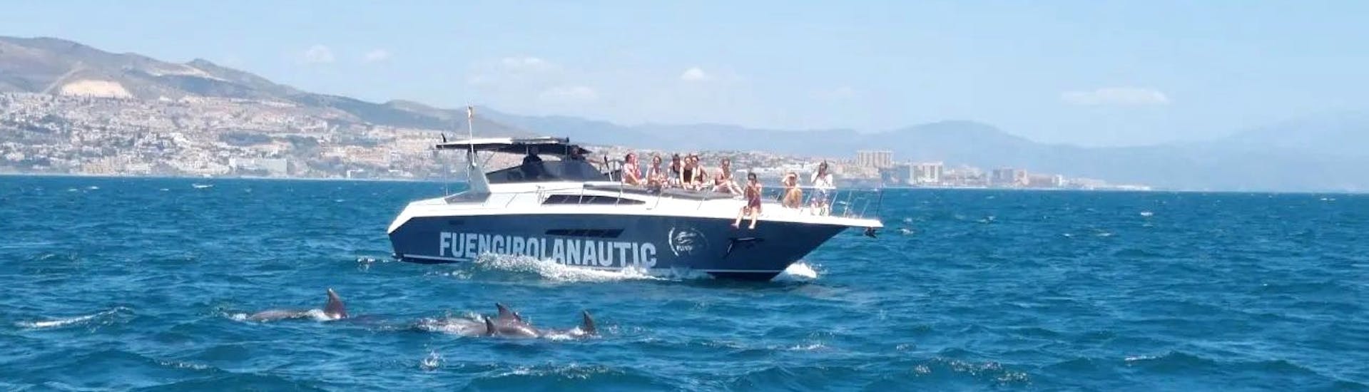 Menschen beobachten Delfine vom Boot aus während der Halbprivate Bootstour ab Fuengirola mit Delfinbeobachtung mit Fuengirolanautic.
