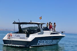 Un groupe passant un bon moment à bord du bateau pendant la location de yacht à Fuengirola (jusqu'à 12 personnes) avec Fuengirolanautic.