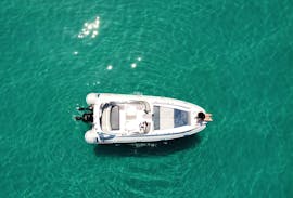 Vista a volo d'uccello del motoscafo utilizzato per la gita in barca privata a Zante con avvistamento delle tartarughe con Serene Private Cruises.