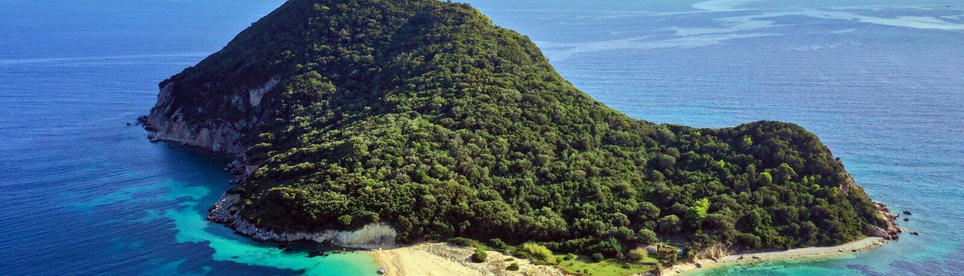 Vue spectaculaire de l'île vierge de Marathonisi, vue lors de la balade privée en bateau autour de Zakynthos avec observation des tortues avec Serene Private Cruises.