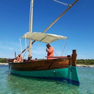 Foto del gozzo latino di Asinara's Latin Sails utilizzato per la Gita in barca a vela da Stintino al Parco dell'Asinara con pranzo.