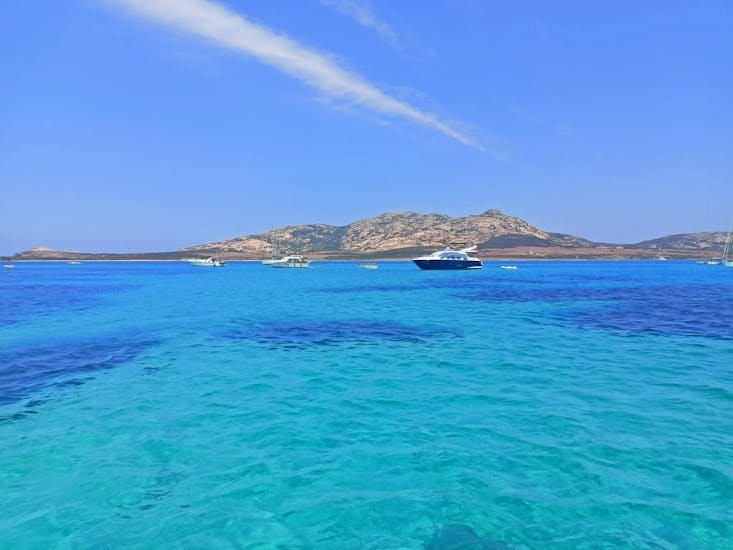 Foto van het landschap dat u aan boord kunt bewonderen met Asinara's Latin Sails tijdens de zeiltocht naar Asinara National Park vanuit Stintino met lunch.
