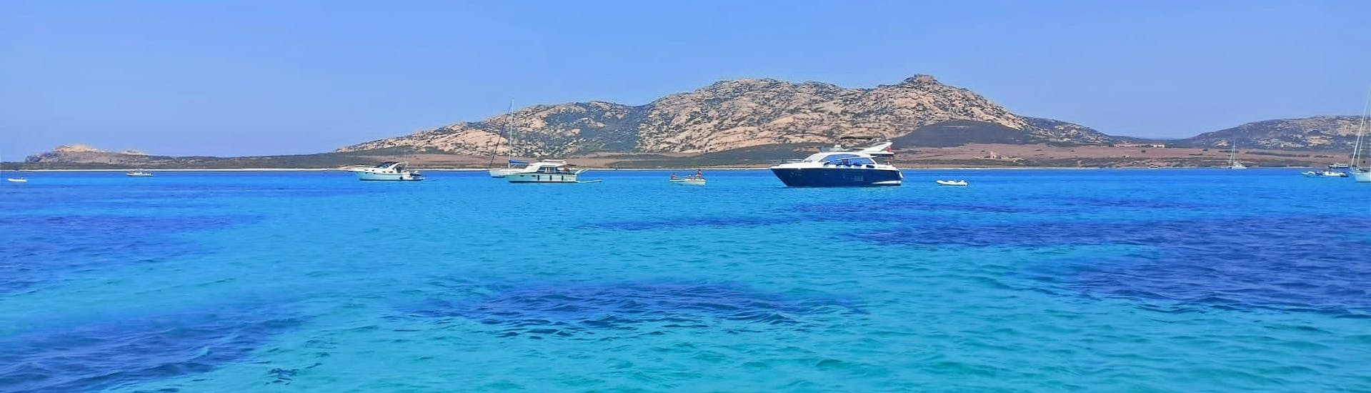 Foto van het landschap dat u aan boord kunt bewonderen met Asinara's Latin Sails tijdens de zeiltocht naar Asinara National Park vanuit Stintino met lunch.