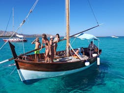 Imagen de un grupo de personas en un velero de Asinara's Latin Sails durante el viaje en velero privado al Parque Nacional de Asinara desde Stintino con almuerzo.