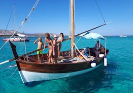 Bild einer Gruppe von Personen auf einem Segelboot von Asinara's Latin Sails während der privaten Segeltour zum Asinara-Nationalpark ab Stintino mit Mittagessen.