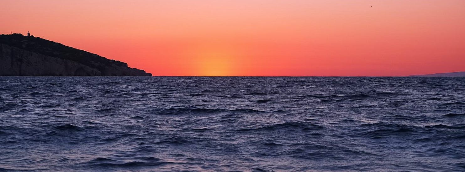 Vue des couleurs vibrantes du ciel crépusculaire du soir pendant la balade privée en bateau au coucher du soleil avec snorkeling et champagne avec Serene Private Cruises.