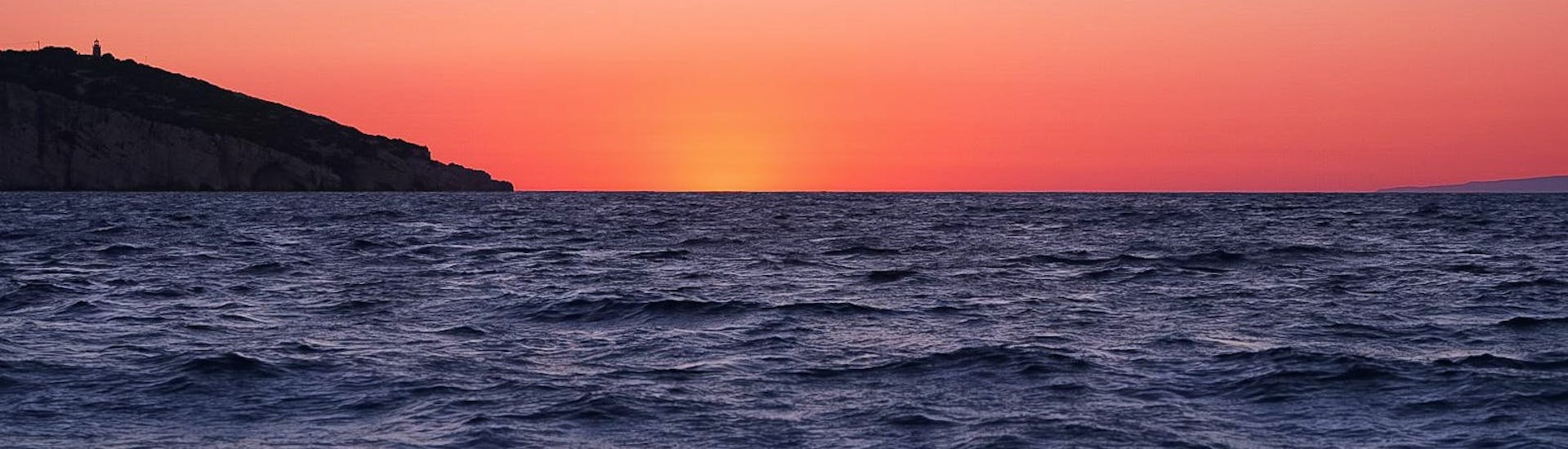 Vista de los vibrantes colores del cielo crepuscular durante el paseo en barco privado al atardecer con esnórquel y champán con Serene Private Cruises.