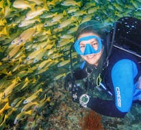 A girl is happy to make her first dive during the Test Dive Course (PADI) in Capoliveri for beginners with Mandel Diving Center.