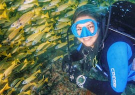 Una ragazza è felice di fare la sua prima immersione durante il corso Immersioni di prova (PADI) a Capoliveri per principianti con Mandel Diving Center.
