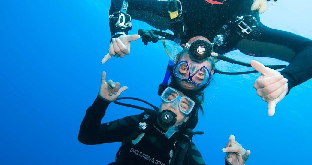 A girl and one of our instructors have fun during the last dive of the Test Dive Course (PADI) in Capoliveri for beginners with Mandel Diving Center.