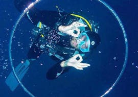 Il nostro esperto istruttore Giacomo si diverte durante un corso di immersione Open Water Diver (PADI) a Capoliveri per principianti con Mandel Diving Center.