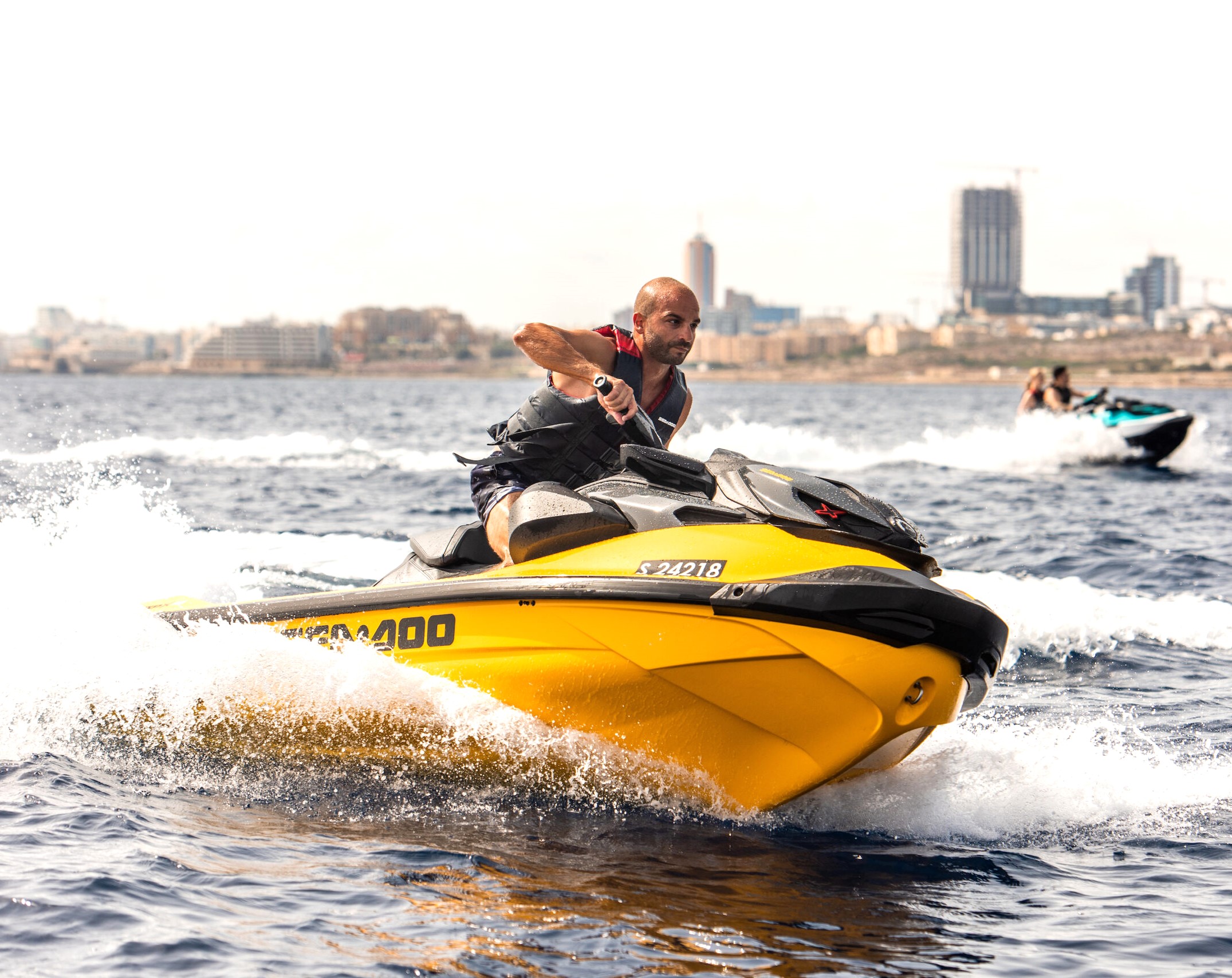 Un ragazzo in sella a una moto d'acqua durante un safari in moto d'acqua da St. Julian's con Rush Watersports.