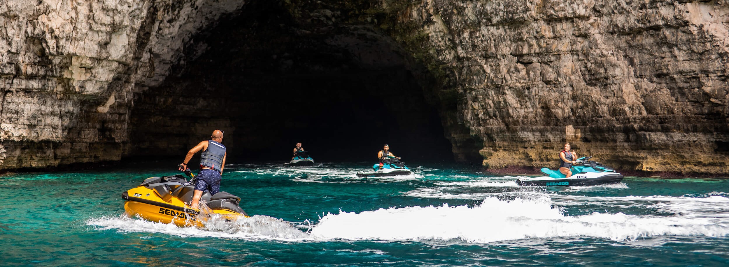 Un gruppo di persone si diverte durante un safari in moto d'acqua da St. Julian's con Rush Watersports.