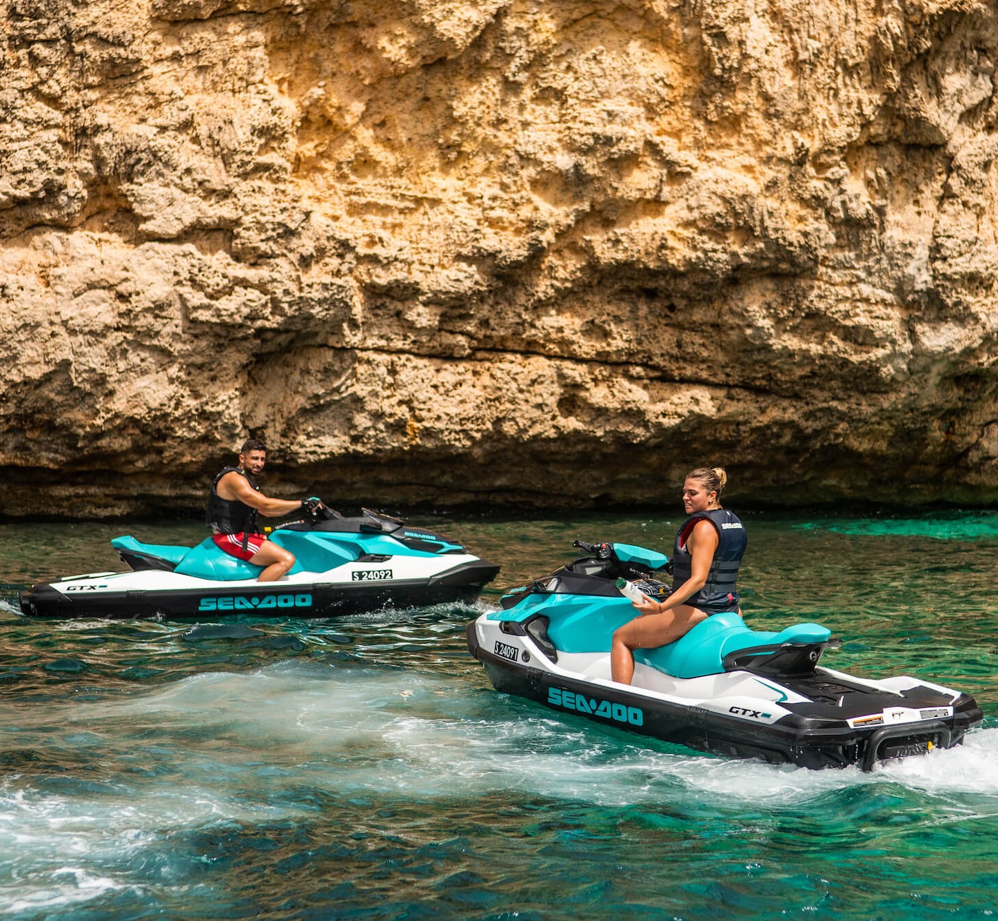 Una pareja disfrutando durante un Jet Ski en St. Julian's en Malta con Licencia con Rush Watersports.