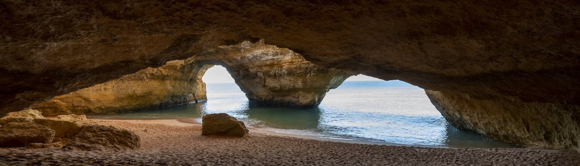 Die atemberaubende Höhle Algar de Benagil, die bei der Bootstour von Lagos zu den Benagil-Höhlen mit Zawaia Experience besucht wird.