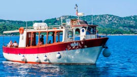 Foto van de boot die je meeneemt op een dagexcursie naar de Elafit-eilanden met lunch met Marinero Dubrovnik.