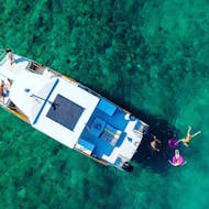 Luchtfoto van de boot die je meeneemt op een boottocht van een halve dag van Dubrovnik naar de Blauwe Grot met snorkelen.