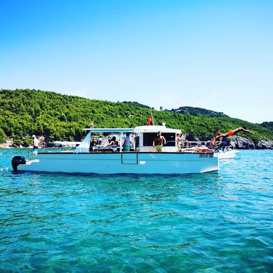 Foto van enkele passagiers aan boord tijdens een halve dag catamarantrip van Dubrovnik naar de Blauwe Grot met snorkelen.