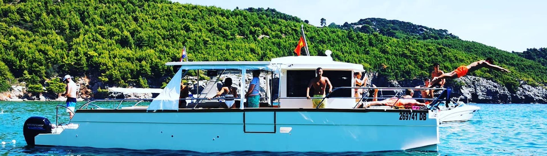 Foto van enkele passagiers aan boord tijdens een halve dag catamarantrip van Dubrovnik naar de Blauwe Grot met snorkelen.