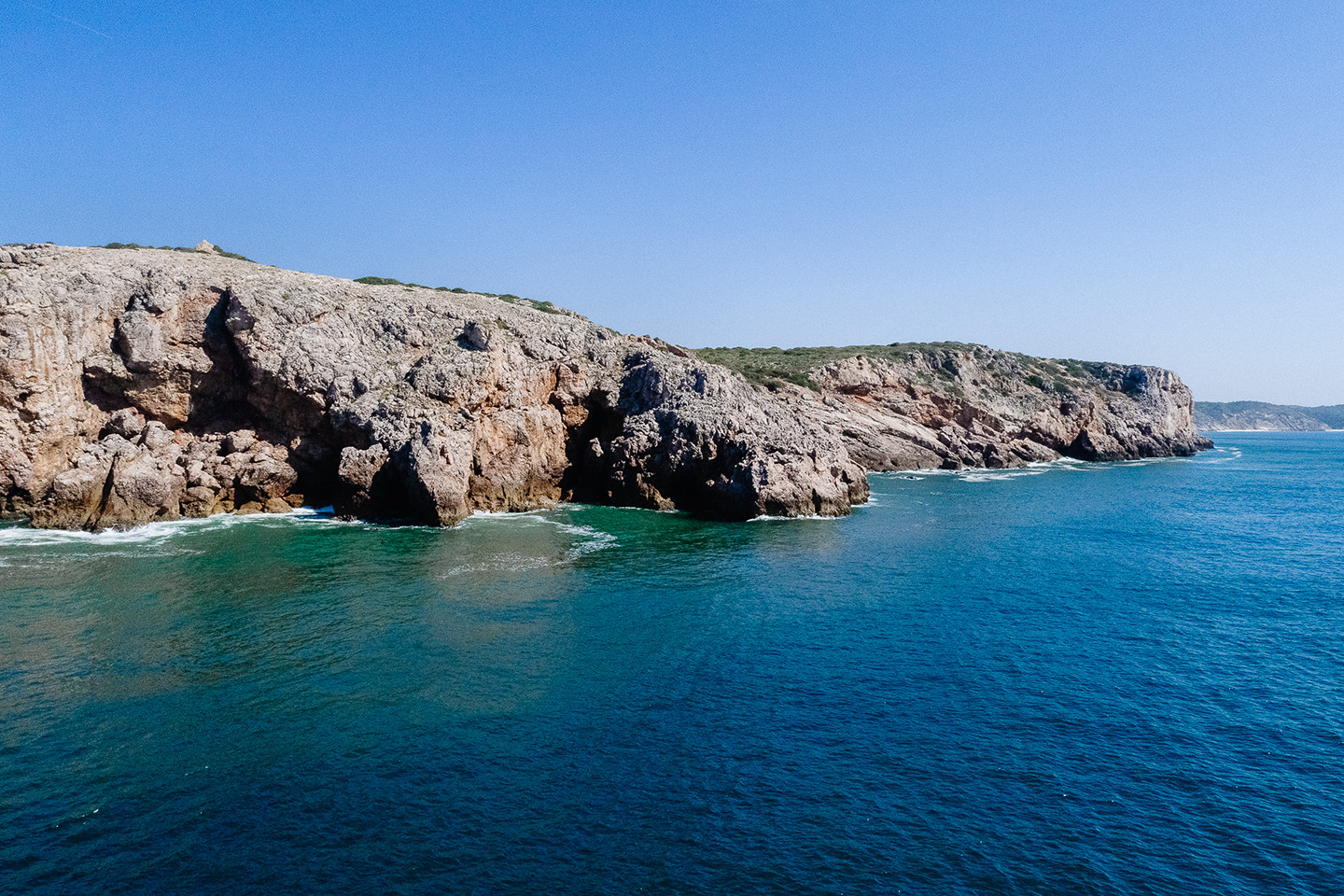 Betrachtet die spektakuläre Küste der Algarve vom Meer aus bei einer Bootstour entlang der Küste zwischen Lagos und Sagres mit Zawaia Experience.