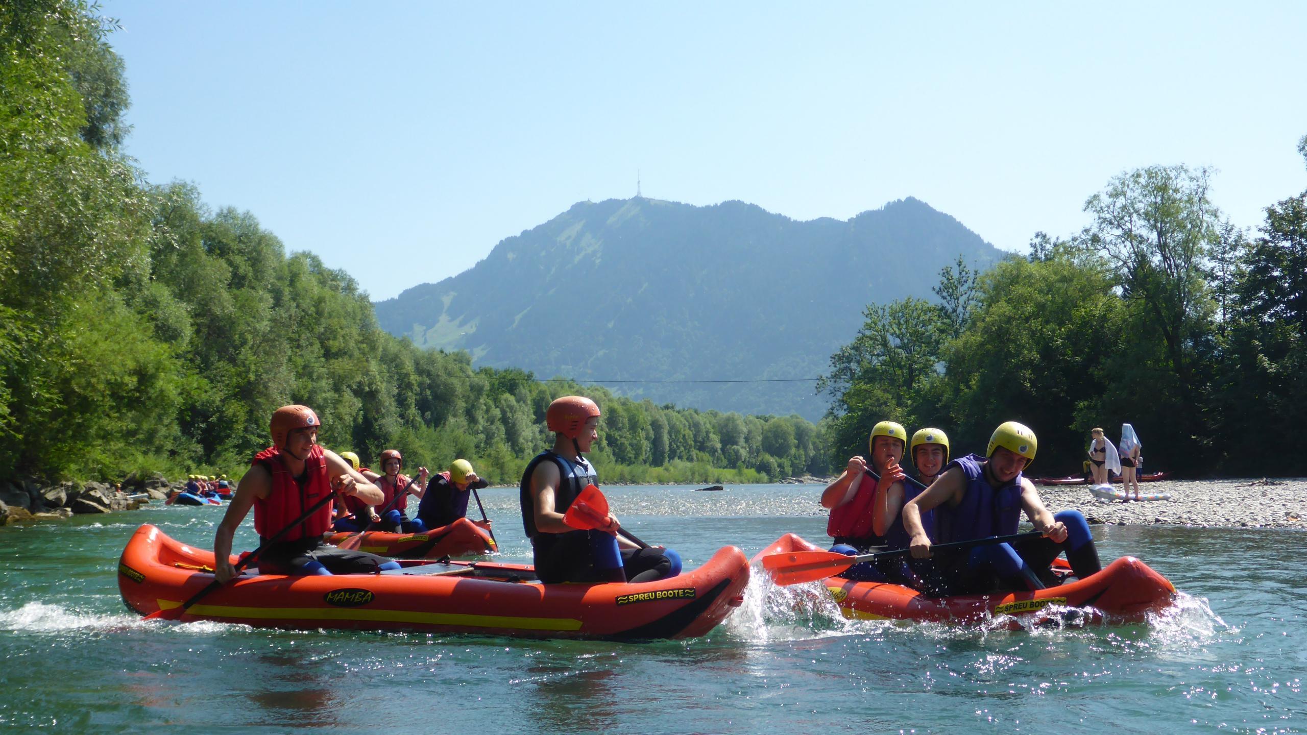 Freunde haben Spaß auf dem Canadier-Rafting auf der Iller im Allgäu mit Naturgeister Allgäu.