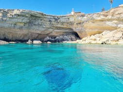 Foto del bello mar siciliano que verás durante una excursión en barco por Ortigia y sus cuevas marinas con Dolci Escursioni.