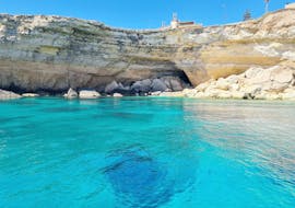 Foto del bello mar siciliano que verás durante una excursión en barco por Ortigia y sus cuevas marinas con Dolci Escursioni.